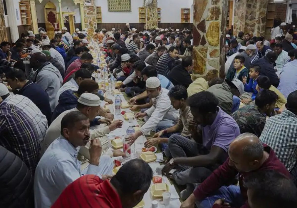 Imagen de los musulmanes en pleno comienzo de Ramadán