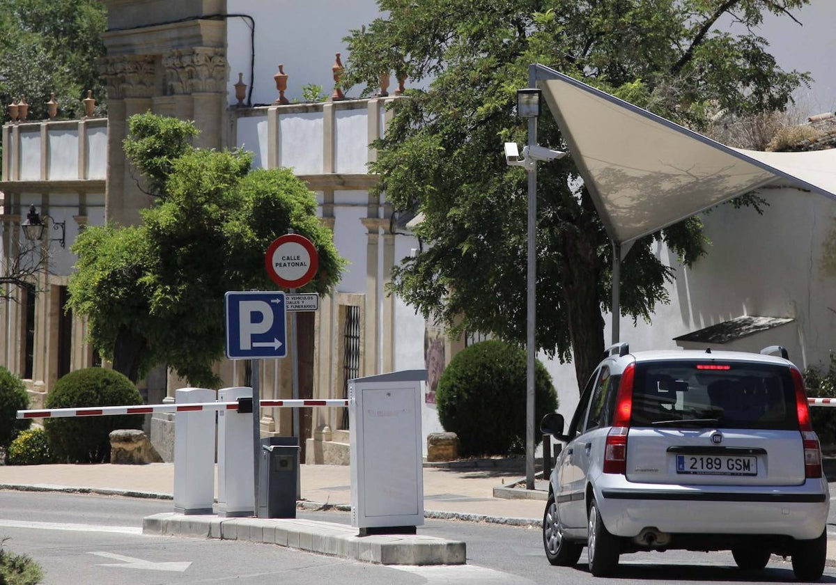 Un coche accede al párking junto al cementerio de la Salud