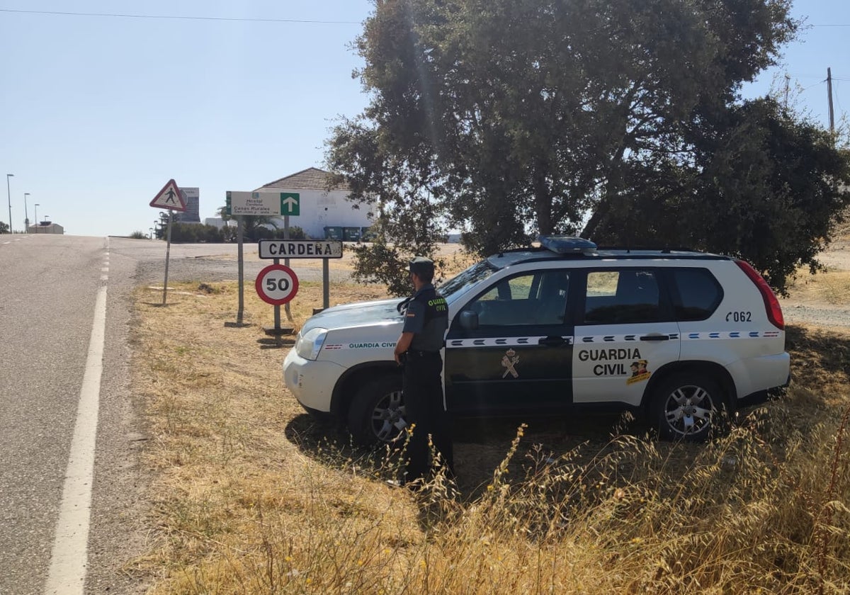 Un agente de la Guardia Civil en uno de los accesos a Cardeña