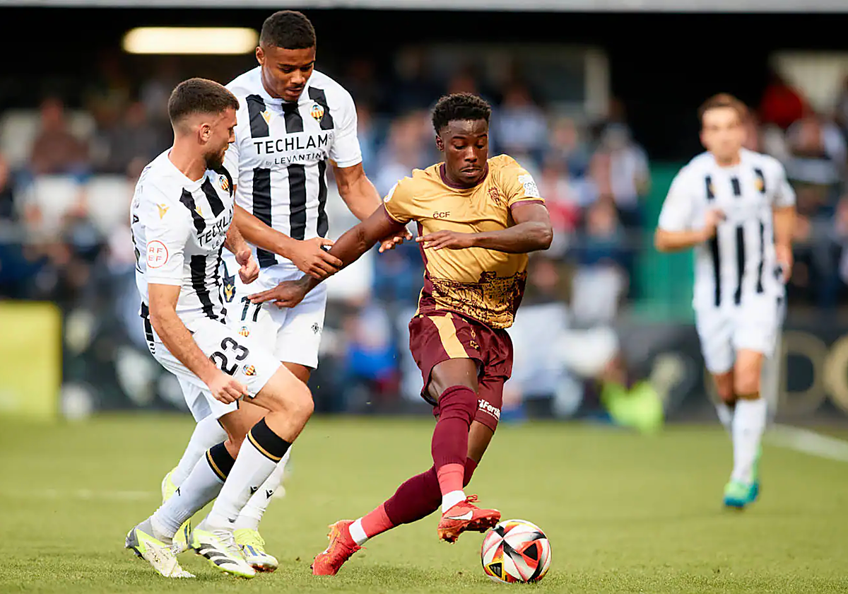 Adilson conduce el balón durante el partido ante el Castellón en Castalia