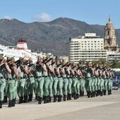 Caballeros legionarios desfilan en el Puerto de Málaga