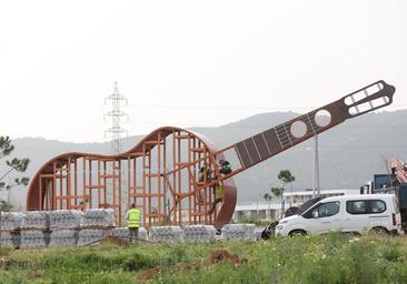 La guitarra gigante del parque del Flamenco empieza a 'afinar' acordes