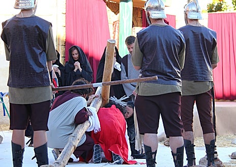 Imagen secundaria 1 - Las representaciones tienen lugar en la plaza de España, frente a la iglesia