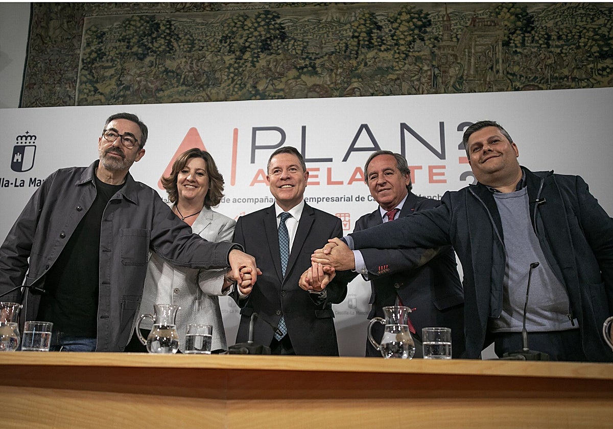 Paco de la Rosa, de CCOO; la consejera Patricia Franco; el presidente de Castilla-La Mancha, Emiliano García-Page; Ángel Nicolás, de Cecam; y Luis Manuel Monforte, de UGT