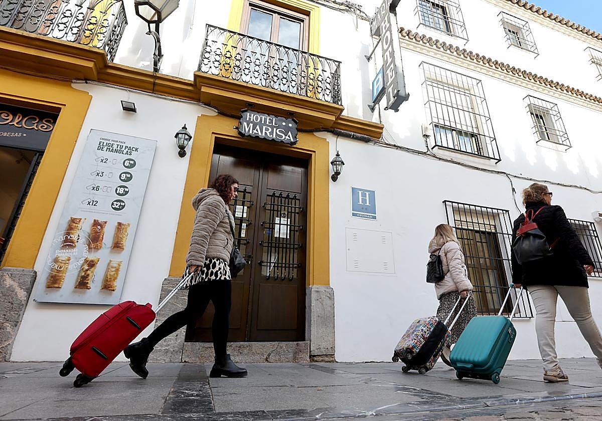 Turistas pasando delante de un hotel junto a la Mezquita-Catedral
