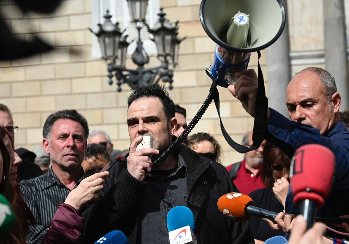 Pablo, sobrino de Nuria, en la protesta de funcionarios en plaza Sant Jaume, ante la sede de la Generalitat, este miércoles