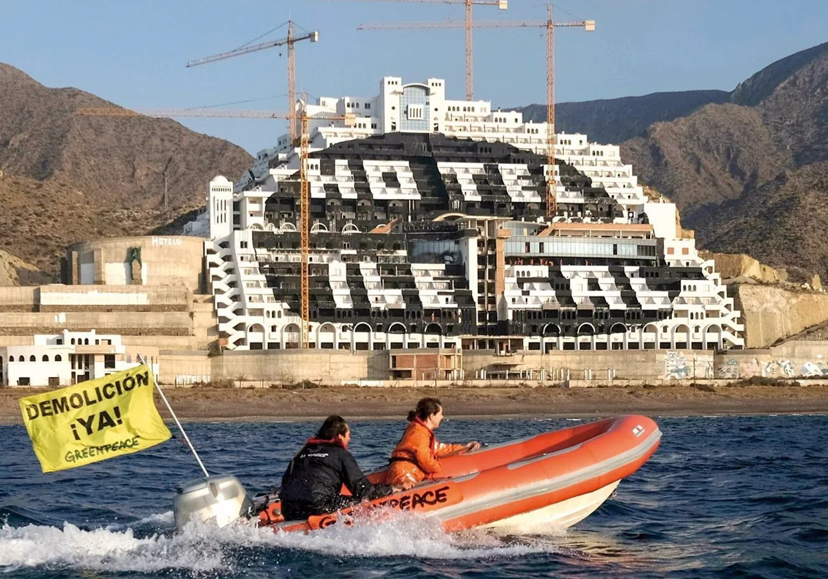 Activistas de Greenpeace frente al hotel del Algarrobico en Carboneras