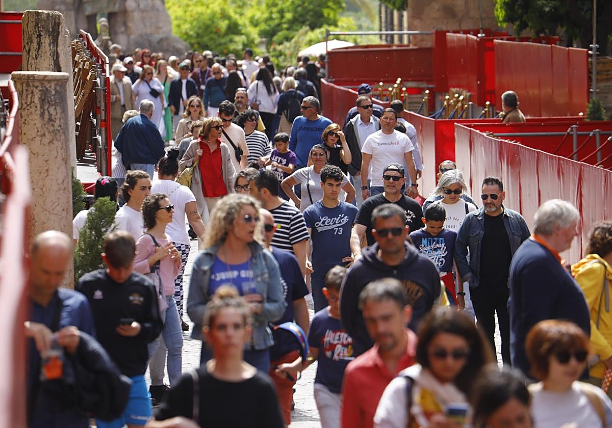 Ambiente turístico en el entorno de la Mezquita-Catedral la pasada Semana Santa