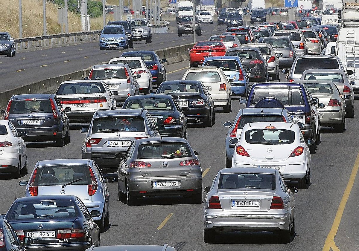 Imagen de un atasco a la salida de Sevilla
