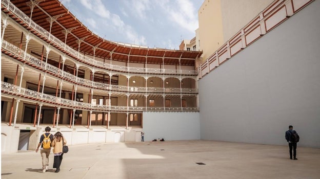 Imagen después - El patio y las gradas del frontón Beti Jai, en los años 70 y en la actualidad, después de su restauración en 2019