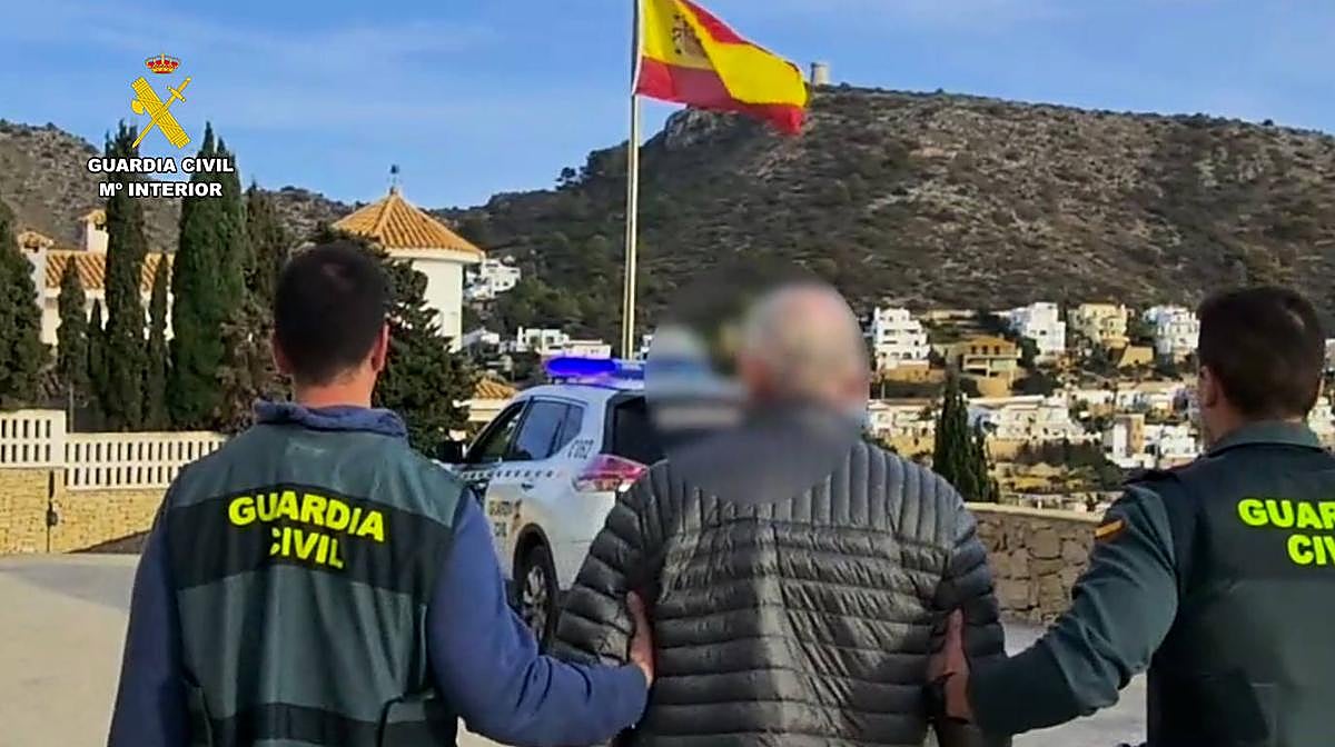 Imagen de la detención del anciano fugitivo en la zona de chalés de Teulada donde residía