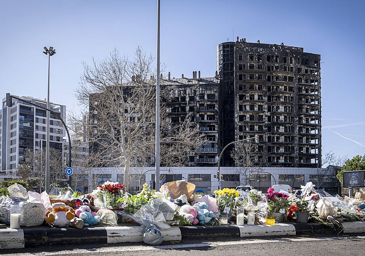 Imagen de archivo de los edificios incendiados en el barrio de Campanar de Valencia