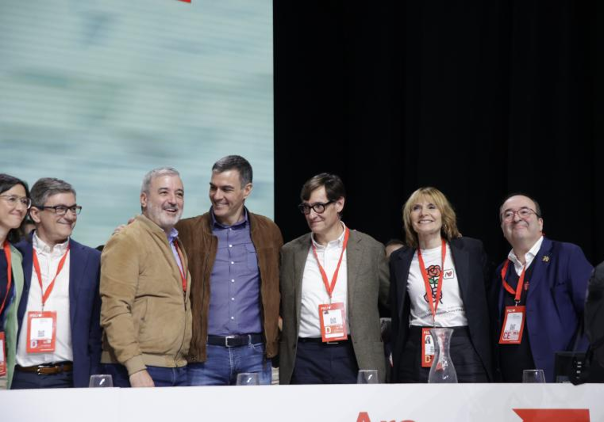 Jaume Collboni, abrazado a Pedro Sánchez y este, a su vez, también abrazado a Salvador Illa, en la clausura del 15º Congreso del PSC, celebrado en Barcelona el fin de semana