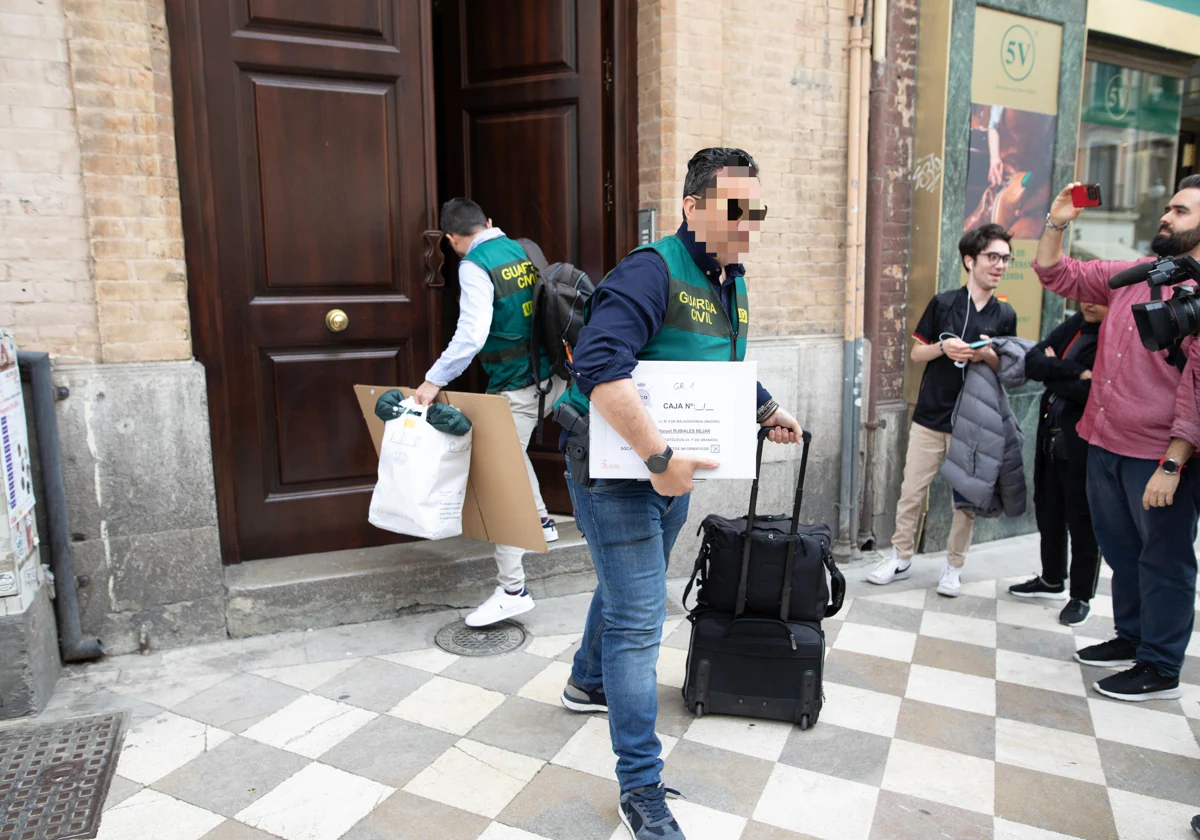 Los dos agentes abandonan el domicilio de Rubiales tras cuatro horas de registro