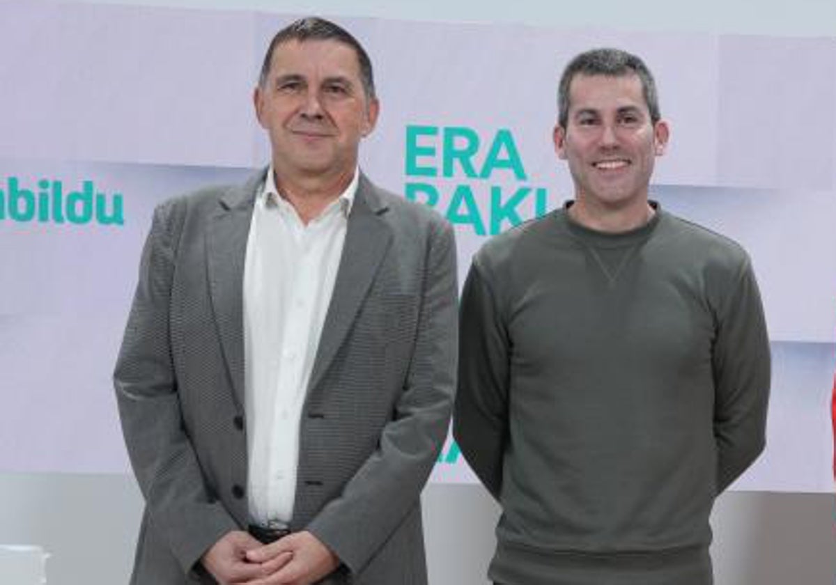 El líder de Bildu, Arnaldo Otegi, junto a Arkaitz Rodríguez, secretario general de Sortu