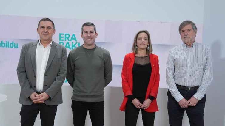 El partido de Otegi exhibe fotos de etarras como Txapote en la carrera por el euskera