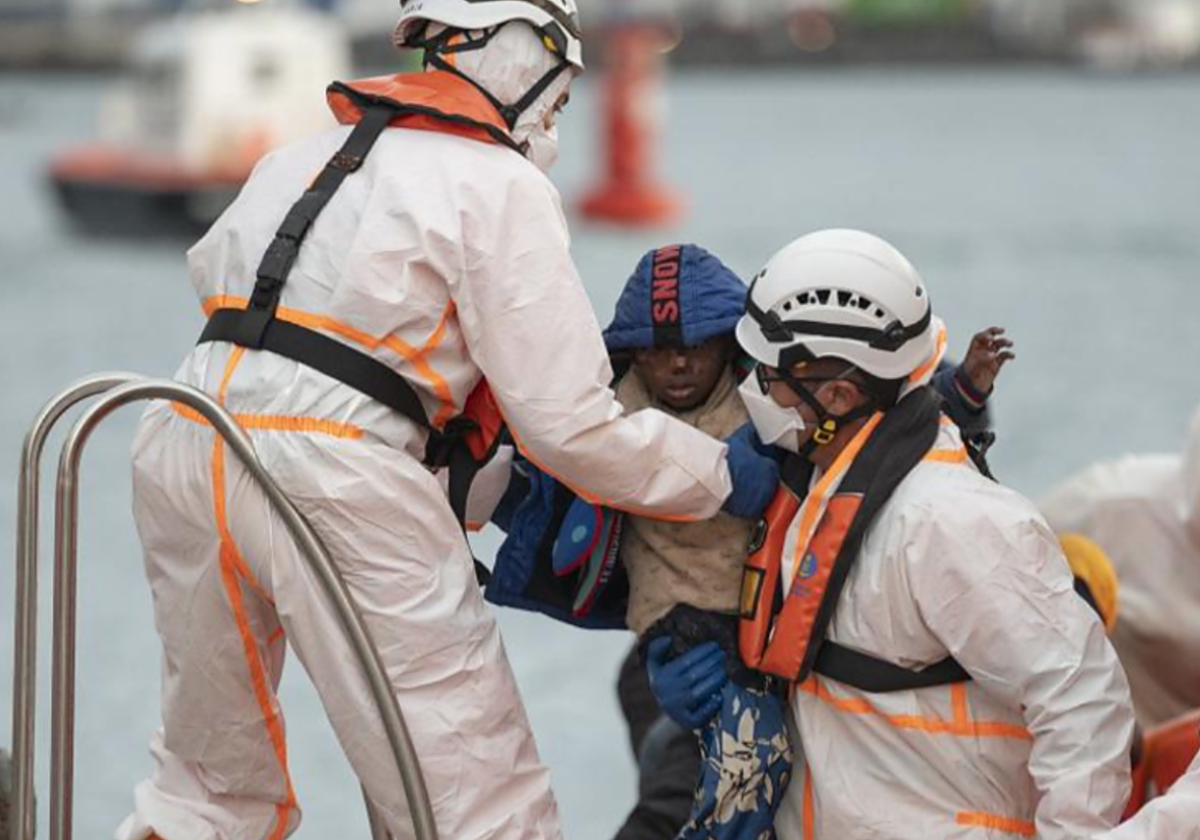 Rescate de un niño en Arrecife, cuando viajaba en una embarcación con 47 personas cerca de Lanzarote