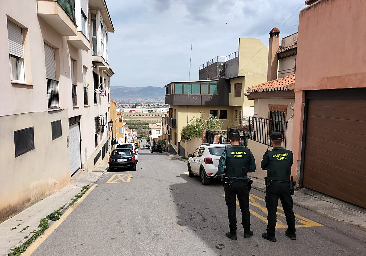 Guardias civiles frente al bloque de Las Gabias donde se ha atrincherado un vecino