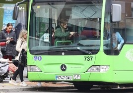 Usuarias del transporte público en Córdoba, en un autobús