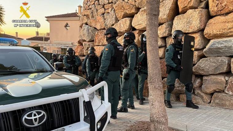 Imagen de la operación de entrada y registro de la Guardia Civil