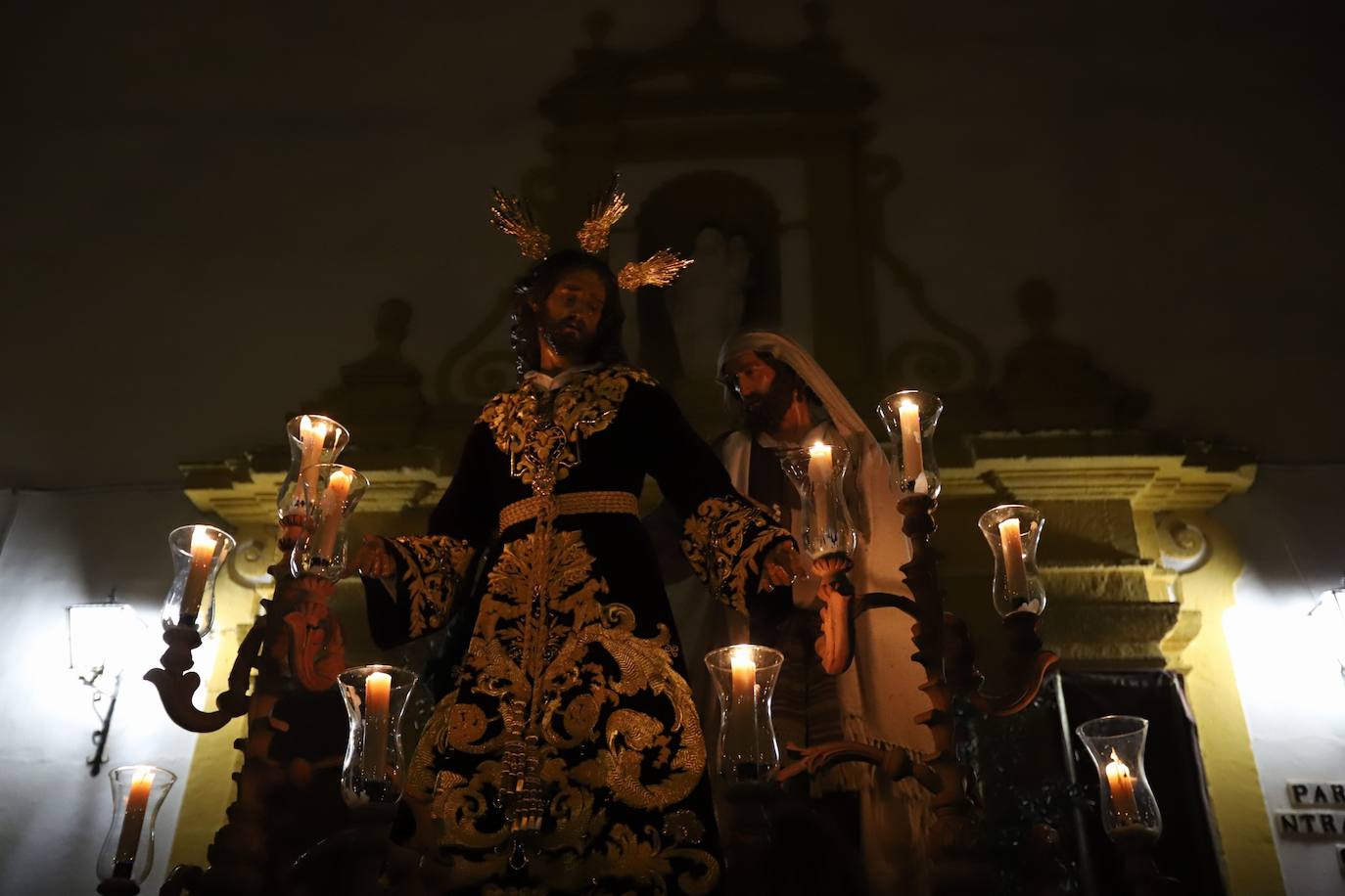 Fotos: la concurrida procesión del Señor de la Salud en el Beso de Judas en Córdoba
