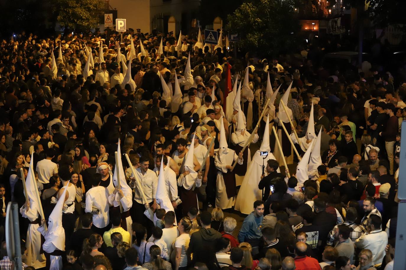 Fotos: la concurrida procesión del Señor de la Salud en el Beso de Judas en Córdoba