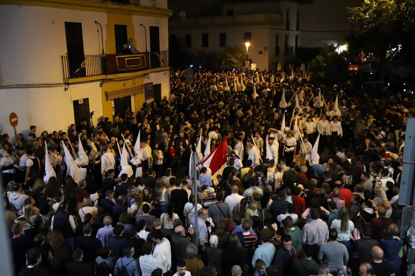 Fotos: la concurrida procesión del Señor de la Salud en el Beso de Judas en Córdoba