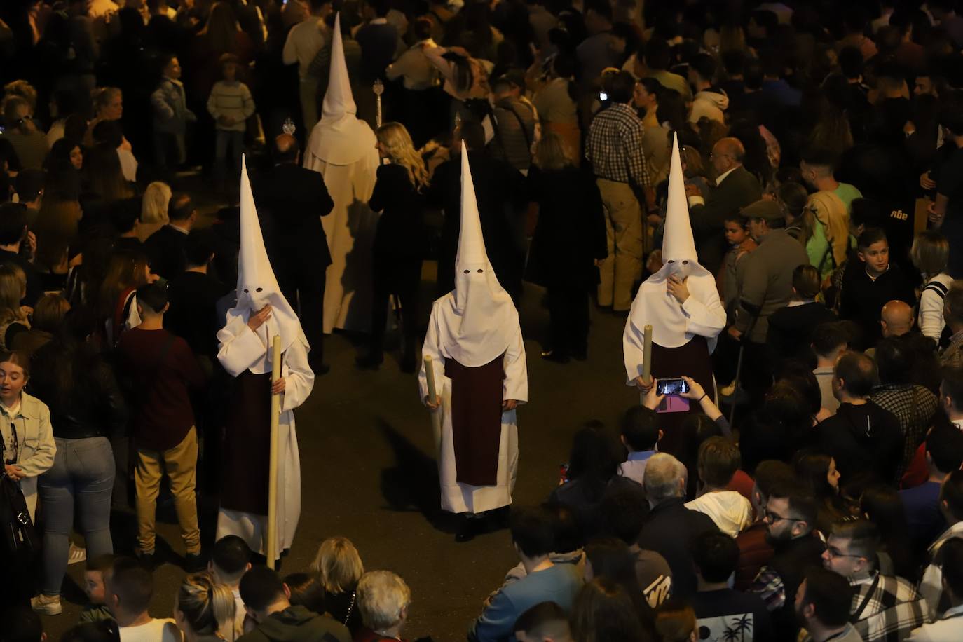 Fotos: la concurrida procesión del Señor de la Salud en el Beso de Judas en Córdoba