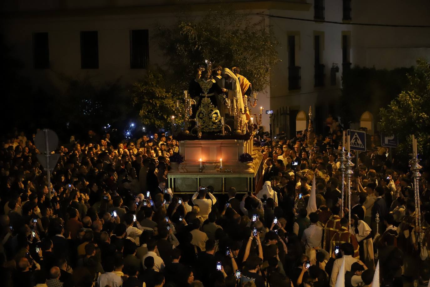 Fotos: la concurrida procesión del Señor de la Salud en el Beso de Judas en Córdoba