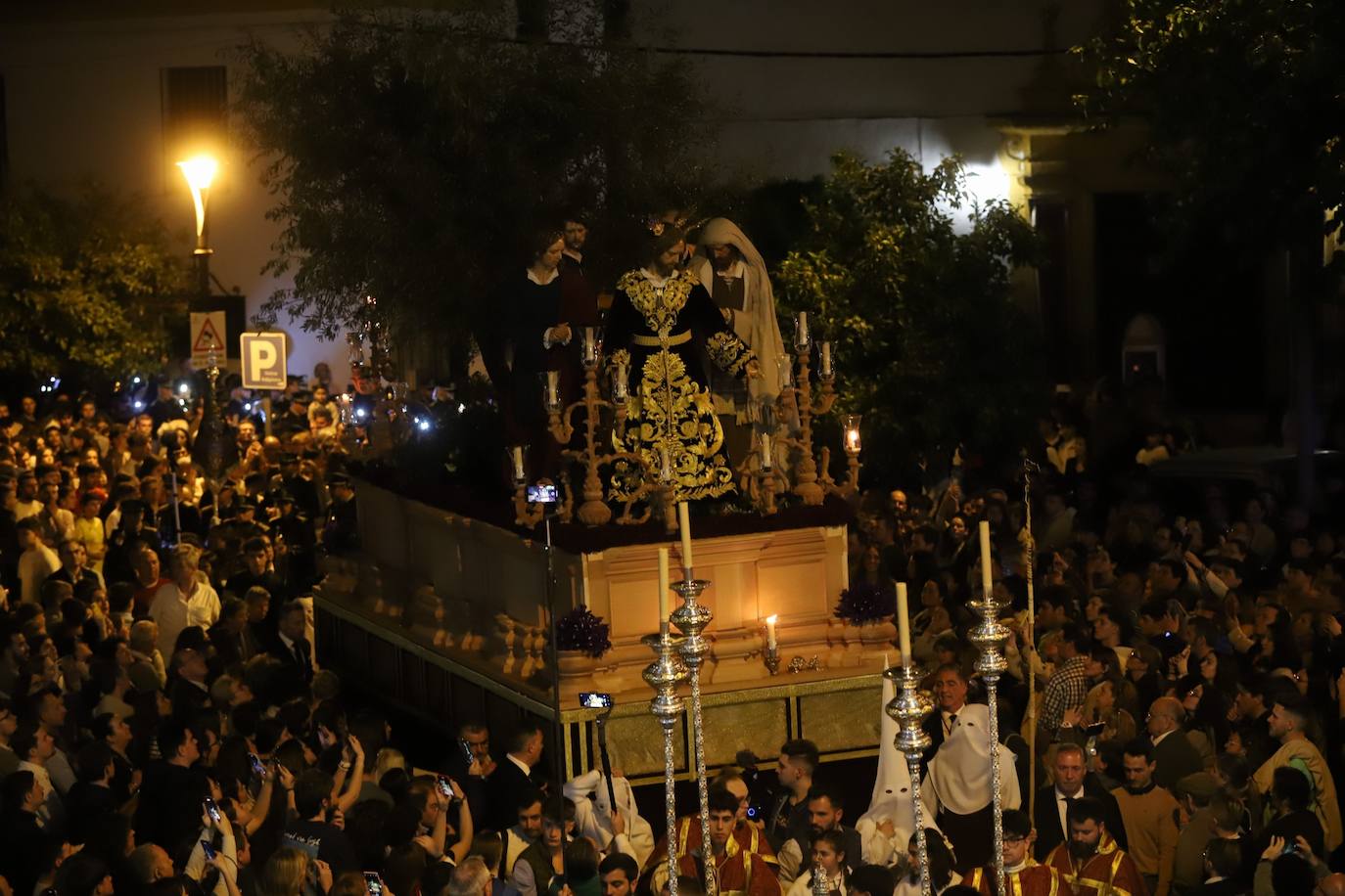 Fotos: la concurrida procesión del Señor de la Salud en el Beso de Judas en Córdoba