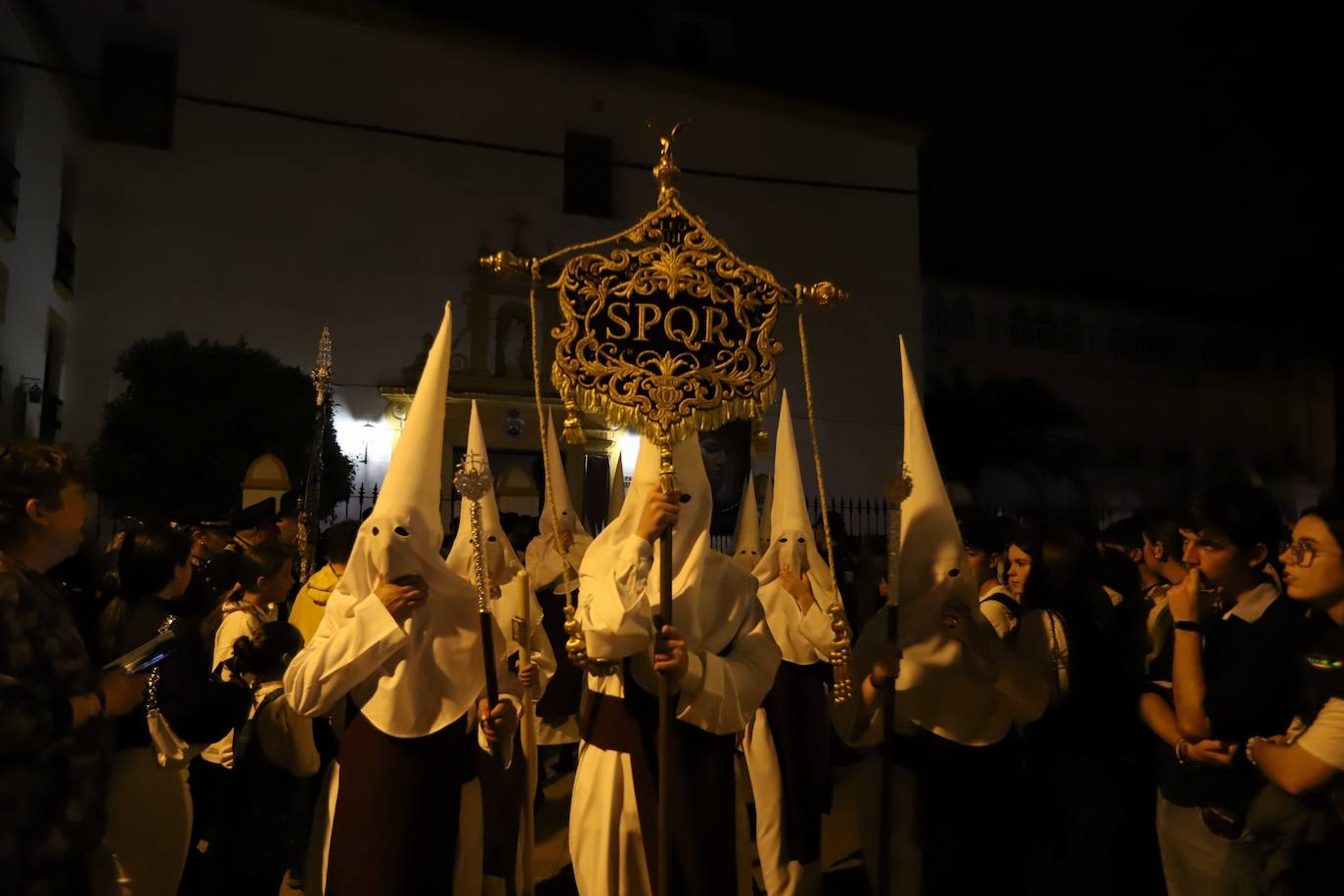 Fotos: la concurrida procesión del Señor de la Salud en el Beso de Judas en Córdoba