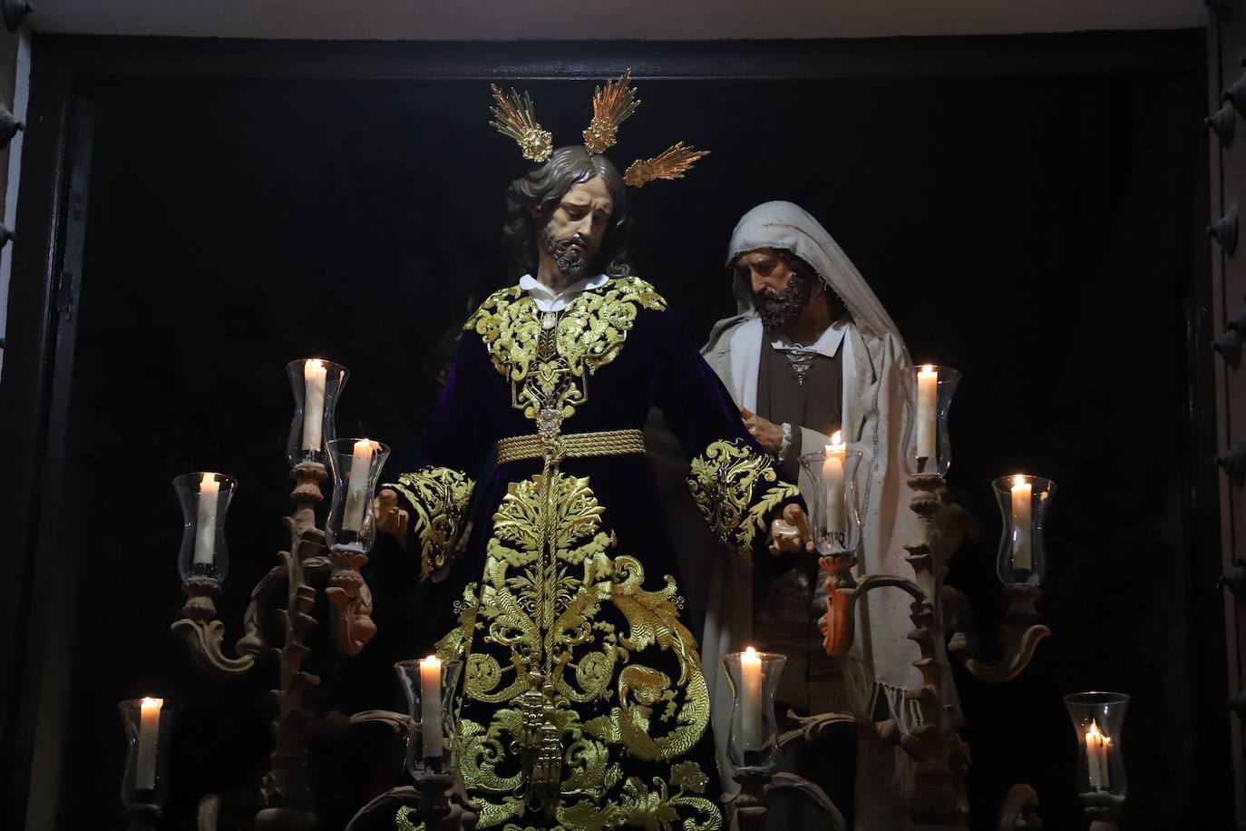 Fotos: la concurrida procesión del Señor de la Salud en el Beso de Judas en Córdoba