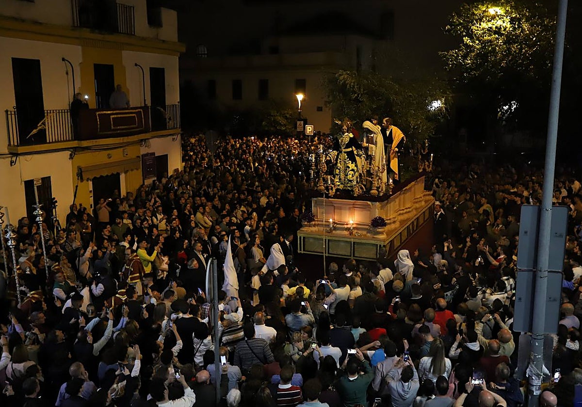 El misterio del Beso de Judas avanza durante su procesión