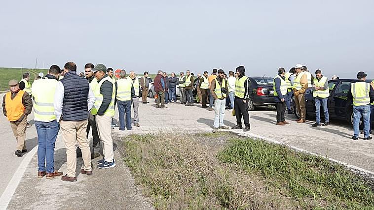 Los agricultores y ganaderos cordobeses vuelven a la carga: unos 70 cortan la A-4 a la altura de Guadalcázar