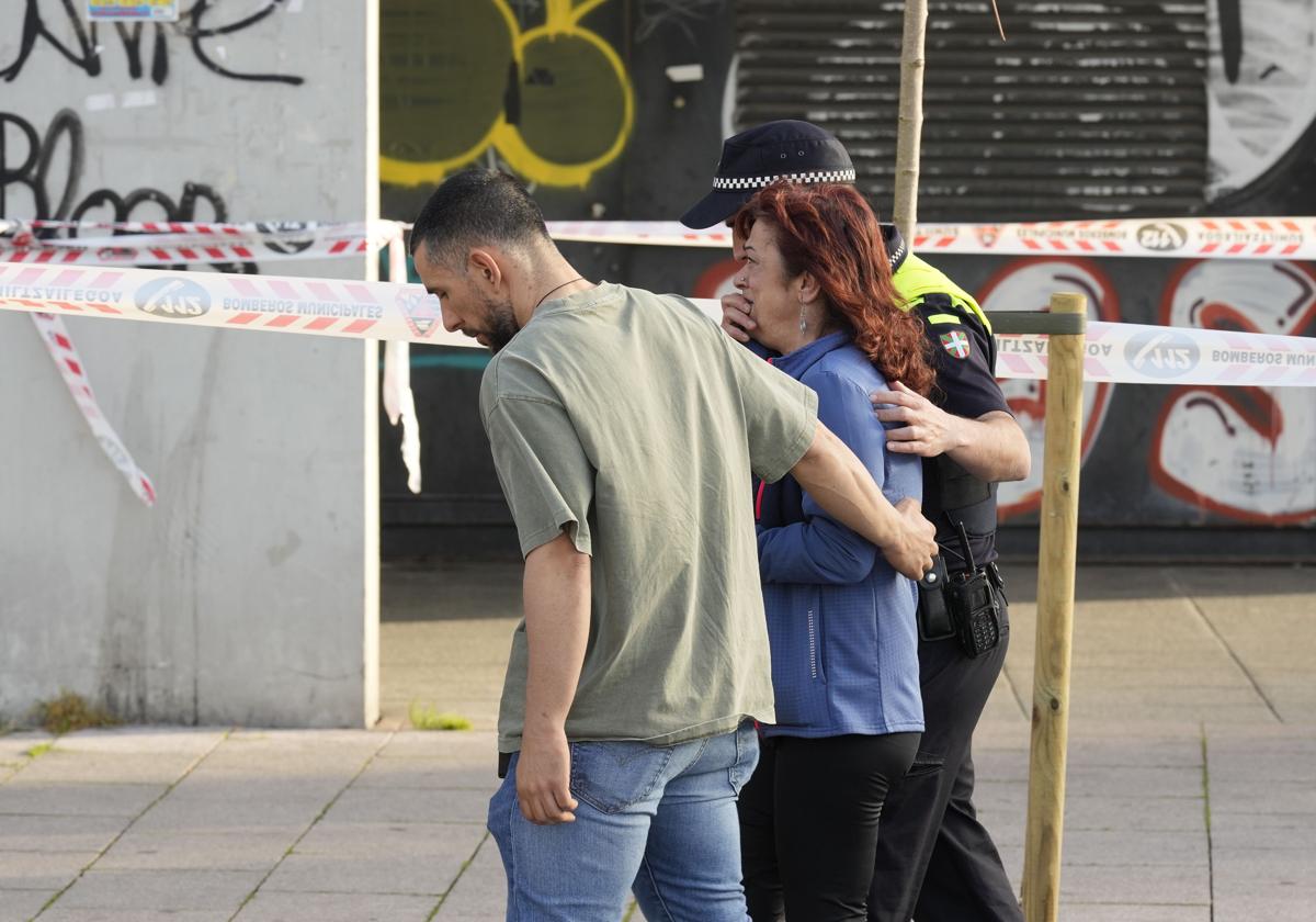 Agentes de Policía acompañan a una familiar del bebé
