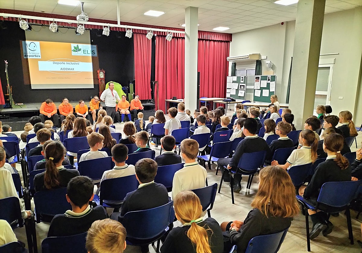 Charla educativa sobre inclusión a los alumnos