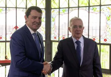 Fernández Mañueco recibe a Álvaro Uribe en la Casa Lis de Salamanca