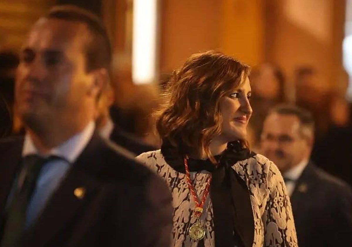 La alcaldesa de Valencia, María José Catalá, durante una procesión de Semana Santa en el Cabanyal cuando todavía estaba en la oposición