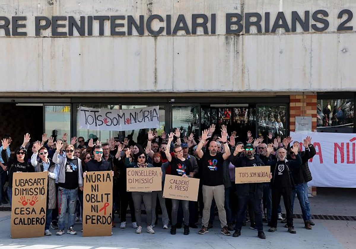 Protesta de funcionarios este viernes, ante el penal de Brians 2