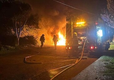 Los bomberos apagando la autocaravana con el cadáver en su interior