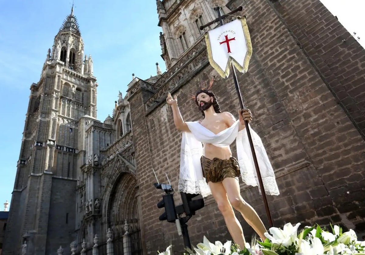 Imagen del Cristo Resucitado frente a la catedral de Toledo