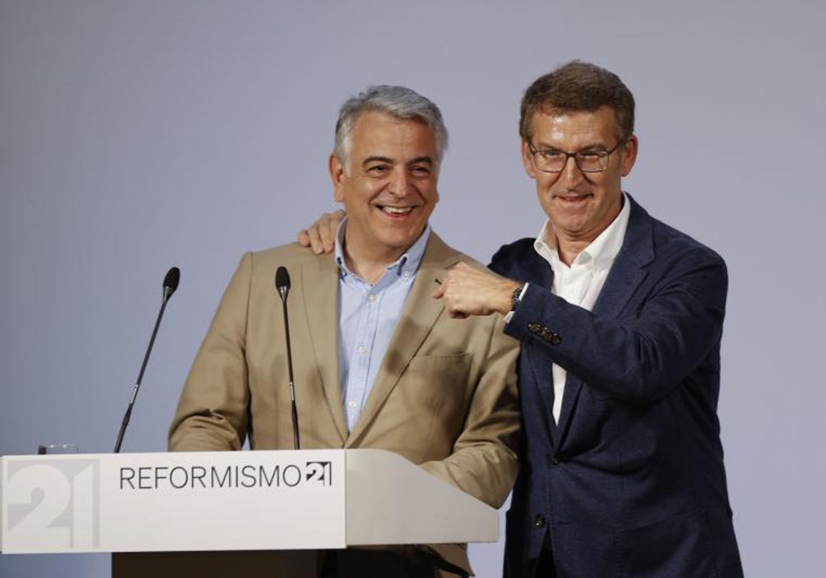 Alberto Núñez Feijóo junto al candidato de los populares en el País Vasco, Javier de Andrés