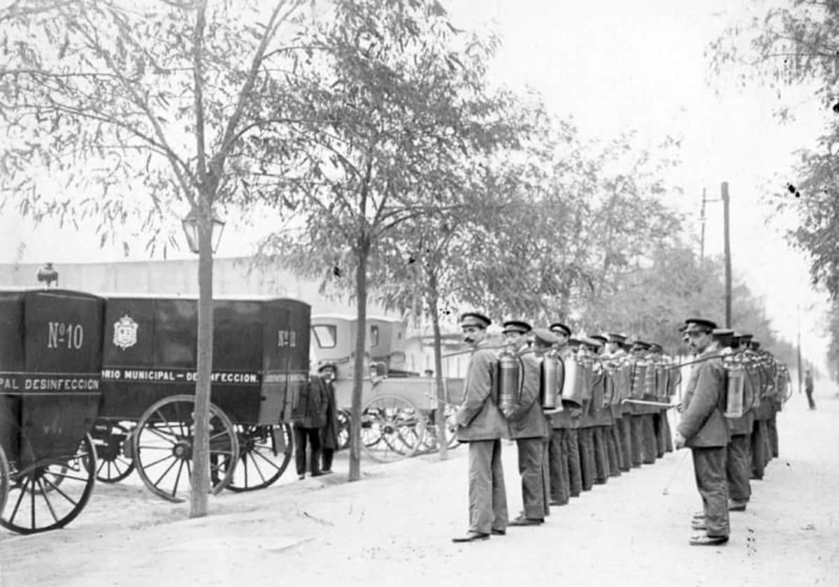 Equipos municipales con las herramientas de desinfección, en 1918 en Madrid