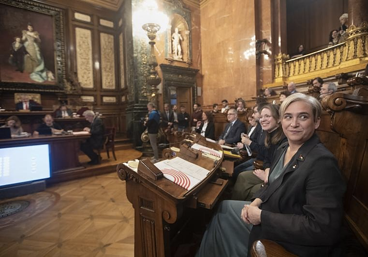 Ada Colau, líder de los comunes en el Ayuntamiento de Barcelona, en primer plano, al inicio del pleno municipal de este viernes