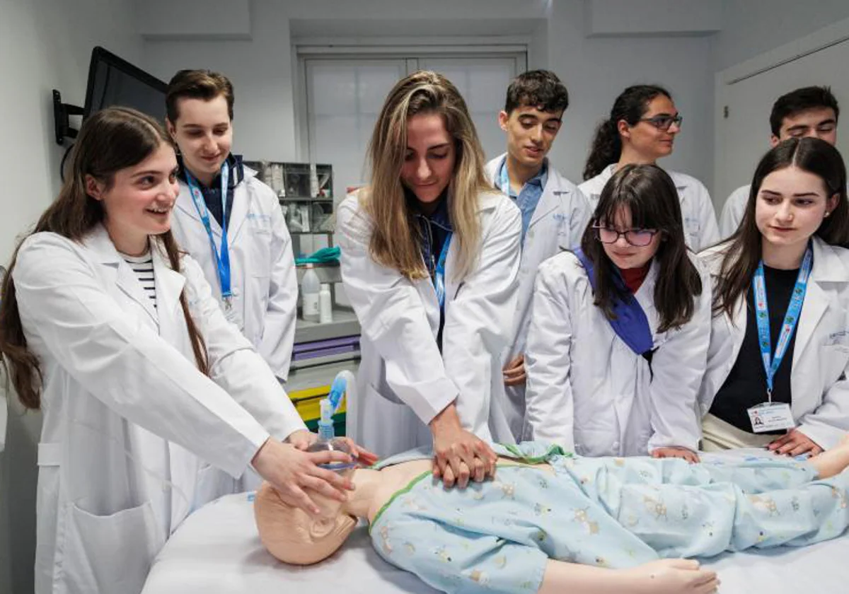 Adolescentes que forman parte de KIDS Madrid durante una simulación