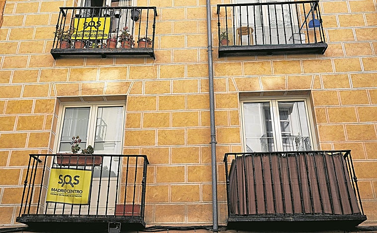 Imagen principal - Un negocio que preocupa a los vecinos del centro, más turistas en el entorno de Sol y un joven que accede a otro piso turístico