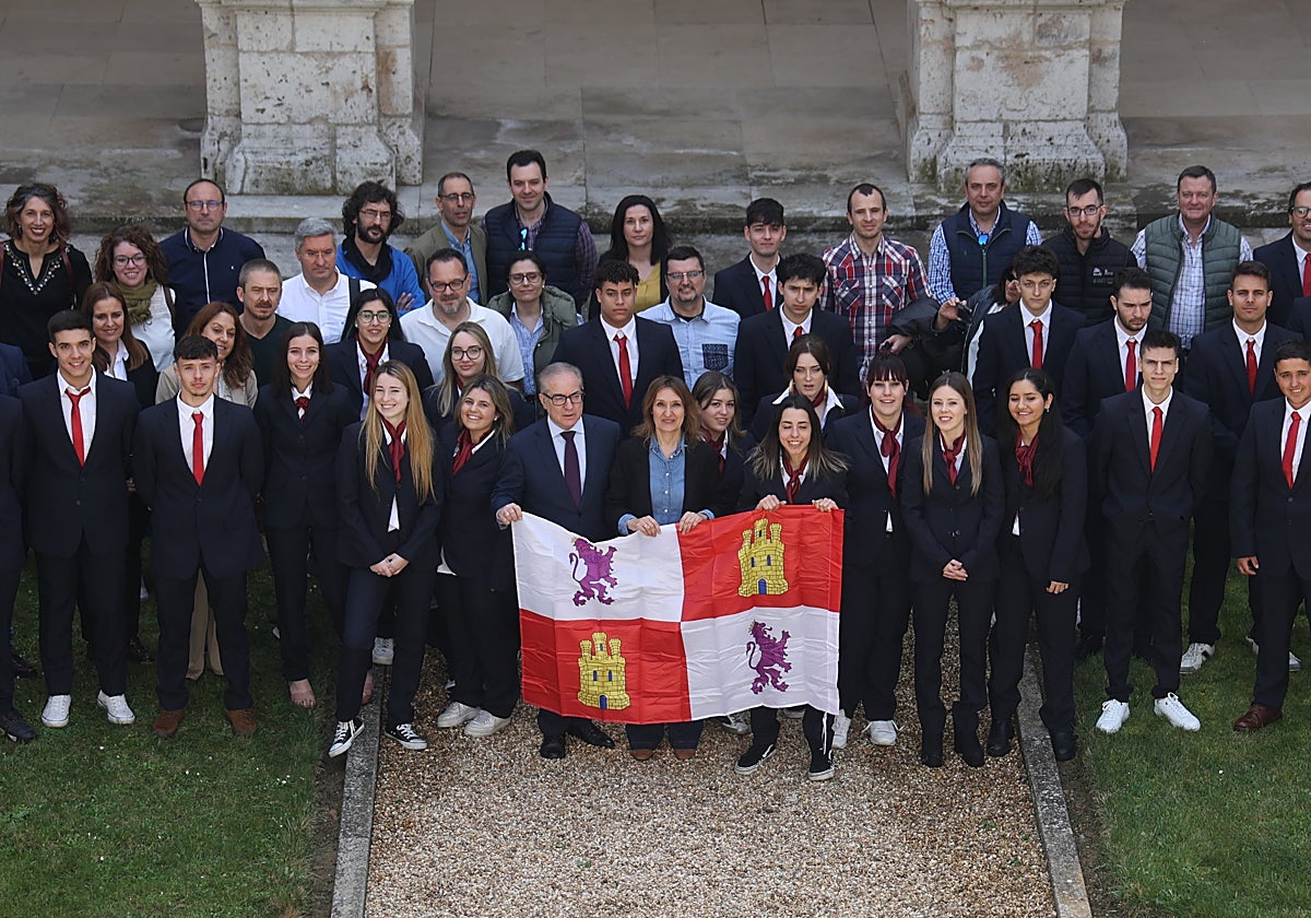 El equipo que representará a Castilla y León junto a la consejera de Educación