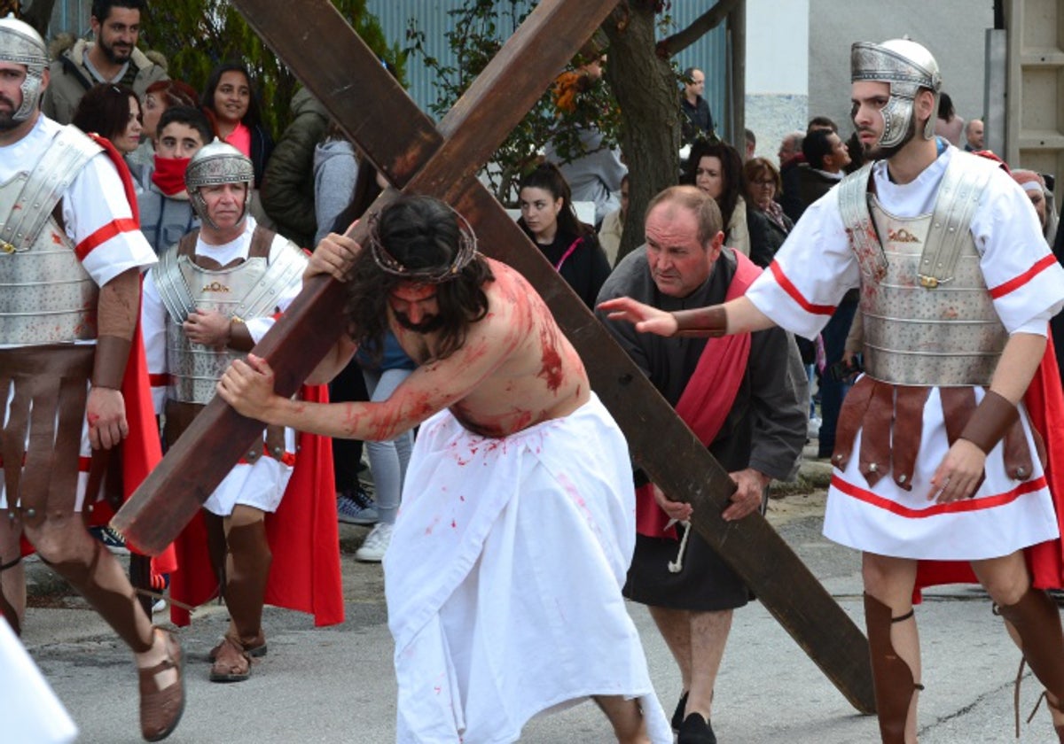 Impresionante recreación del calvario de Cristo en Cuevas del Campo, en imagen difundida por el ayuntamiento