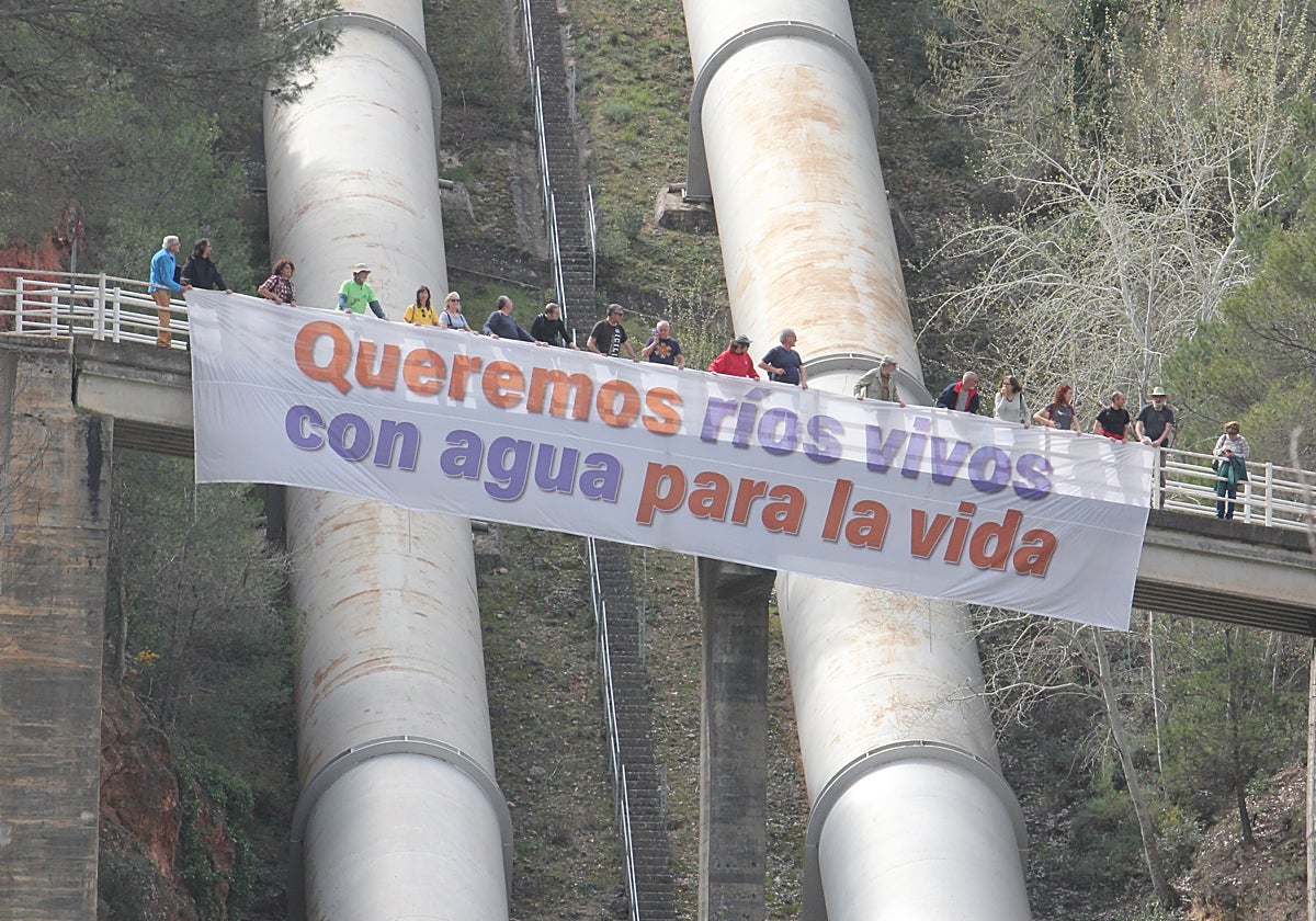 Una gran pancarta contra el trasvase Tajo-Segura luce en el embalse de Bolarque