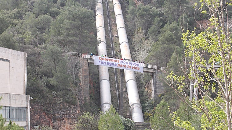 Una gran pancarta contra el trasvase Tajo-Segura luce en el embalse de Bolarque